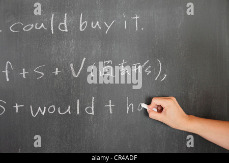Insegnante scrivere lettera sulla lavagna con Chalk Foto Stock