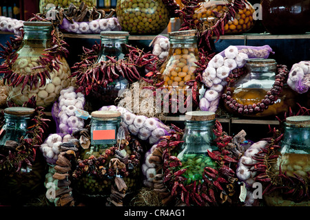 Stallo del mercato visualizzazione decapati cibo, Viktualienmarkt, Monaco di Baviera, Germania, Europa Foto Stock