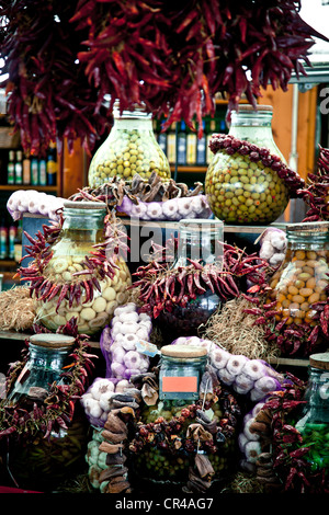 Stallo del mercato visualizzazione decapati cibo, Viktualienmarkt, Monaco di Baviera, Germania, Europa Foto Stock