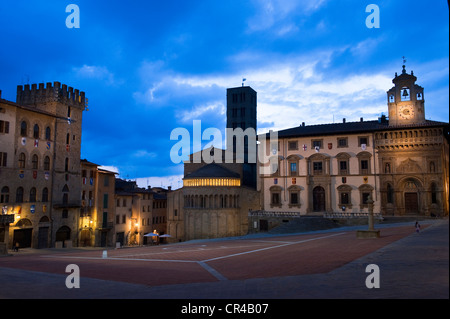 L'Italia, Toscana, Arezzo, Piazza Grande, Pieve di Santa Maria la Chiesa e il Palazzo della Fraternita dei Laici Foto Stock