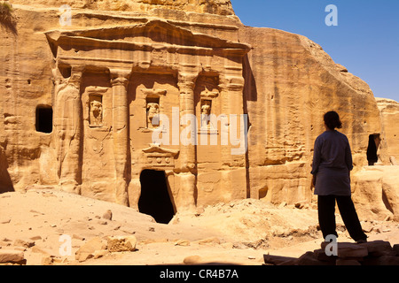 Giordania, Nabaean sito archeologico di Petra Patrimonio Mondiale dell'UNESCO, il Siq, lunga gola sinuosi che conducono al sito, WALKER Foto Stock