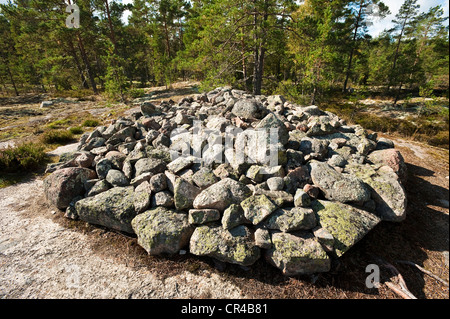 Finlandia meridionale, Sammallahdenmaki sito Patrimonio Mondiale dell'UNESCO, Età del Bronzo luogo di sepoltura con 36 granito cairns Foto Stock