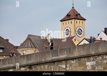 Vista sul vecchio ponte di pietra per la storica Salzstadel sale granaio, e il ponte Bruecktor gate, centro medievale di Regensburg Foto Stock