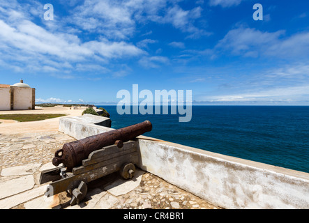 Il cannone sulle pareti della storica 16thC Fortaleza (fortezza) in Sagres Algarve Foto Stock