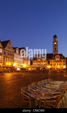 Il mercato con il Zwillingshaeuser twin case e la torre della cattedrale di San Giovanni Battista, Bad Mergentheim Foto Stock