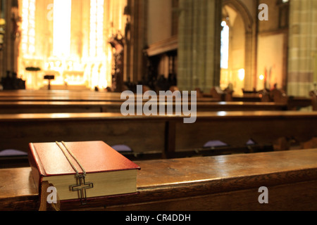 Libro di preghiera con una croce che giace nella chiesa abbaziale di San Pietro, un ex cavalieri' abbazia chiesa e monastero chiesa della Foto Stock