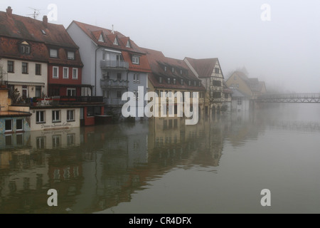 Acque alluvionali e nebbia, edifici sulla banca del fiume Tauber, visto dal fiume Tauber ponte sulla Bahnhofstrasse street da Foto Stock