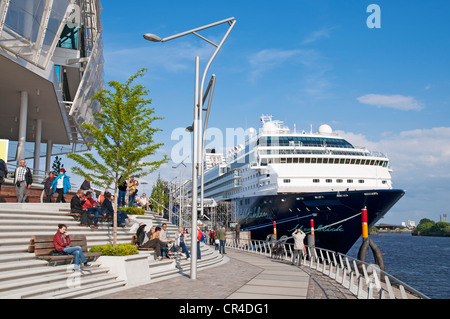 Crociera 'Mein Schiff 2' ormeggiata al terminal delle navi da crociera in Amburgo, HafenCity ad Amburgo in Germania, Europa Foto Stock