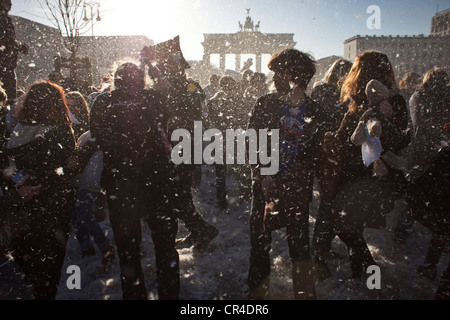 Diverse centinaia di persone in un flash mob pillow fight disposti attraverso Facebook, presso la Porta di Brandeburgo, Berlino, Germania, Europa Foto Stock