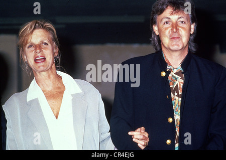 McCartney, Paul, * 18.6.1942, cantante e musicista britannico (The Beatles), a mezza lunghezza, con la moglie Linda ad Amburgo, Germania, 1991, Foto Stock