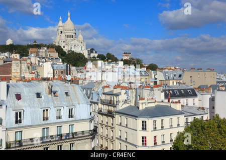 Francia, Parigi, basilica del Sacro Cuore e dei tetti di Montmartre Foto Stock