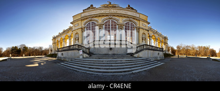 Gloriette edificio nei giardini del palazzo Schloss Schonbrunn Palace, sito Patrimonio Mondiale dell'UNESCO, Vienna, Austria, Europa Foto Stock