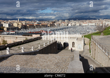 Il Vieux Port, porto vecchio di Marsiglia visto da Fort Saint-Nicolas, Bouches-du-Rhone, Provence, Francia Foto Stock