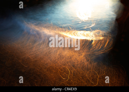 La filatura acqua in movimento e pietre sulla spiaggia al tramonto Foto Stock