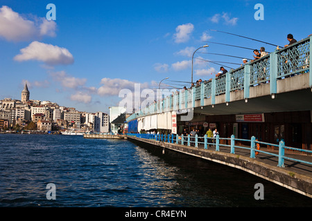 Turchia, Istanbul, i pescatori sul Ponte di Galata sopra il Golden Horn stretto Foto Stock