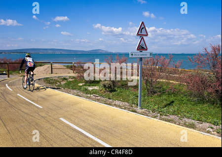 Francia, Herault, Vic la Gardiole, pista ciclabile sopra il canale che collega il fiume Rodano per Sete Foto Stock