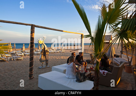 Francia, Herault, Sete, Plage du Lido (Lido spiaggia), La Ola beach bar, gruppo di amici avente un aperitivo sulla spiaggia al tramonto Foto Stock