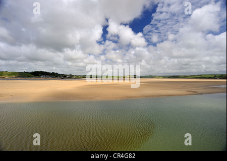 Guardando attraverso il sandbank a basso tempo sul fiume Camel a Padstow Foto Stock