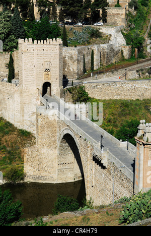 Spagna, Castilla la Mancha, Toledo, l'Alcantara stepping ponte sul fiume Tago Foto Stock