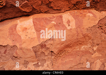 Dipinto di mucca, rockart neolitica dell Acacus montagne o Tadrart Acacus, gamma del Tassili n'Ajjer National Park Foto Stock