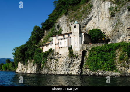 L'Italia, Lombardia, Lago Maggiore, Leggiuno, Santa Caterina del Sasso Eremo Foto Stock