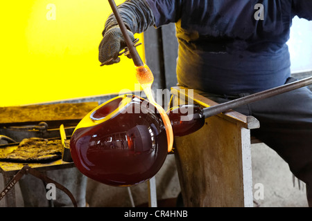 Giorgio Tiozzo, glassblower maestro, Salviati arte fabbrica di vetro di Murano, Venezia, Veneto, Italia, Europa Foto Stock