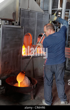 Giorgio Tiozzo, glassblower maestro, Salviati arte fabbrica di vetro di Murano, Venezia, Veneto, Italia, Europa Foto Stock