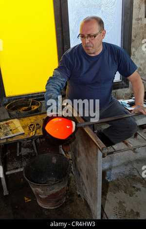 Giorgio Tiozzo, glassblower maestro, Salviati arte fabbrica di vetro di Murano, Venezia, Veneto, Italia, Europa Foto Stock