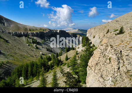 Escursionismo e trekking del gruppo in Haute Verdon montagne, Alpes-de-Haute-Provence, Francia, Europa Foto Stock