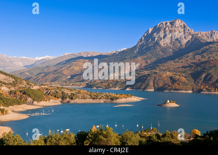 Francia, Hautes Alpes, Serre Poncon lago in autunno, St Michel Cappella Foto Stock