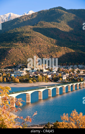 Francia, Hautes Alpes, Savines Le Lac, Serre Poncon lago in autunno Foto Stock