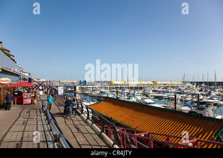 Inghilterra, East Sussex, Brighton Visualizza lungo la passeggiata a mare su imbarcazioni ormeggiate nel porto. Foto Stock