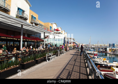 Inghilterra, East Sussex, Brighton Visualizza lungo la passeggiata a mare su imbarcazioni ormeggiate nel porto. Foto Stock