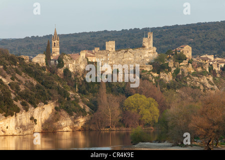 Villaggio Aigueze, etichettati Les Plus Beaux Villages de France, i più bei villaggi di Francia, borgo medievale in uscita Foto Stock