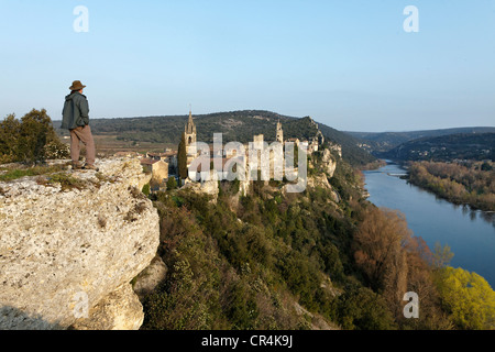 Villaggio Aigueze, etichettati Les Plus Beaux Villages de France, i più bei villaggi di Francia, borgo medievale in uscita Foto Stock