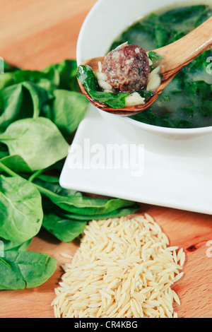 Ciotola di matrimonio italiano minestra guarnita con orzo e spinaci Foto Stock