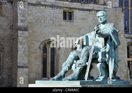 La statua di Costantino il Grande, l'imperatore romano, al di fuori di York Minster e York, England, Regno Unito Foto Stock