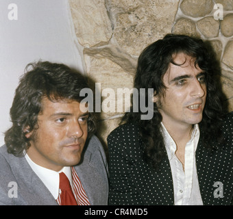 Cooper, Alice, * 4.2.1948, musicista rock statunitense, a metà lunghezza, con il giornalista tedesco Michael Graeter, 1970s, Foto Stock