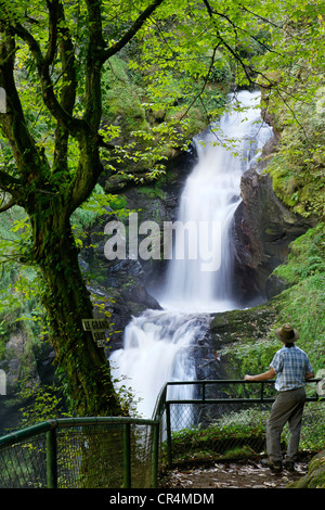 Uomo di fronte alla cascata, Gimel Les Cascades, Correze, Francia, Europa Foto Stock