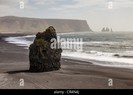 Guardando attraverso Vik beach in una giornata di sole, Islanda e Scandinavia Foto Stock