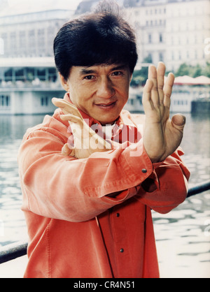 Chan, Jackie, * 7.4.1954, attore cinese, ritratto, in posizione di combattimento, durante un tour promozionale per il suo film "Jackie Chan's First Strike", Amburgo, Germania, luglio 1997, Foto Stock