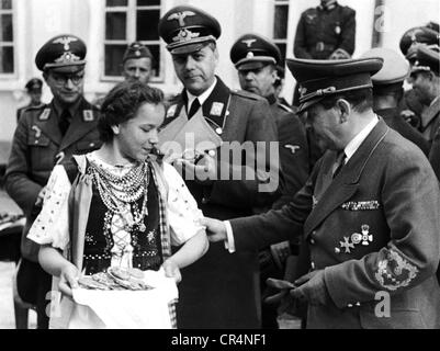 Koch, Erich, 19.1.1896 - 12.11.1986, politico tedesco (NSDAP), Reichskommissar di Ucraina 1941 - 1944, a metà lunghezza, parlando con una donna Ucraina, circa 1942, centro: Alfred Rosenberg, Reich Ministro dei territori orientali Occupati, Foto Stock