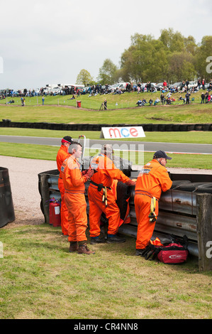 Esegue il marshalling di turno presso il British Superbike incontro ad Oulton Park Motor Racing circuito Cheshire England Regno Unito Regno Unito Foto Stock