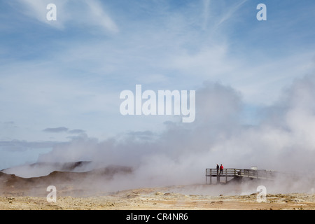 I turisti guarda il vapore geotermico che salgono dal terreno a Svartsengi Power Station, Reykjanes, Islanda Foto Stock
