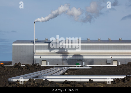 Il vapore proveniente dal camino di Svartsengi Stazione Elettrica Geotermica, Reykjanes, Islanda in una giornata di sole Foto Stock