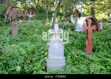 Attraversa nel cimitero della chiesa di legno biserica din deal, leude suzani, iza valle, Maramures, Romania, europa Foto Stock