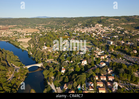 Francia, Alpes de Haute Provence, Greoux les Bains (vista aerea) Foto Stock