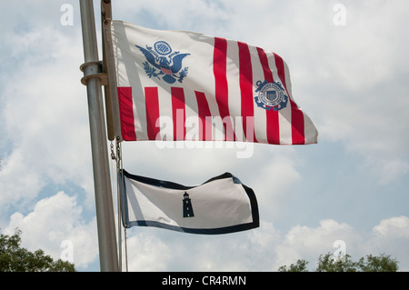 Bandiera della United States Coast Guard battenti con un faro pendente di Pensacola NAS Florida USA Foto Stock