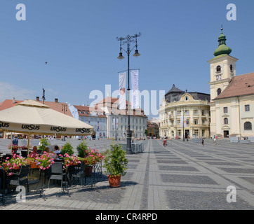 Piata mare piazza con la Chiesa cattolica, Sibiu, Romania, europa Foto Stock