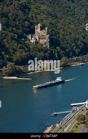 Burg Rheinstein castello sul Reno con nave cargo, Assmannshausen, Rheingau, Reno distretto, Hesse, Germania, Europa Foto Stock